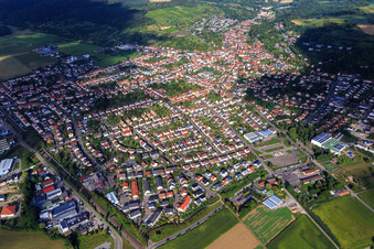Vue aérienne de Vue d'ensemble de la ville depuis le sud à Weingarten dans le département Bade-Wurtemberg, Allemagne