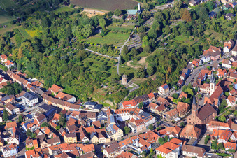 Vue aérienne de Tour de guet et cimetière Weingarten à Weingarten dans le département Bade-Wurtemberg, Allemagne