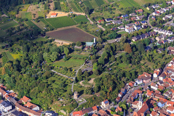 Vue aérienne de Tour de guet et cimetière Weingarten à Weingarten dans le département Bade-Wurtemberg, Allemagne