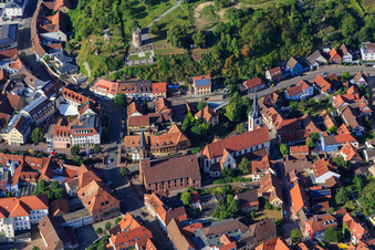 Vue aérienne de Église évangélique de la Résurrection et église catholique Saint-Michel à Weingarten dans le département Bade-Wurtemberg, Allemagne