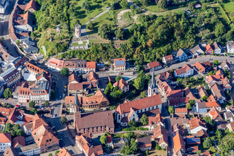 Photographie aérienne de Église protestante en grès rouge et église paroissiale catholique en plâtre blanc de Saint-Michel Weingarten à Weingarten dans le département Bade-Wurtemberg, Allemagne