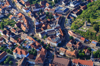 Vue aérienne de Place du marché avec les ponts de Walzbach et l'hôtel Walksches Haus à Weingarten dans le département Bade-Wurtemberg, Allemagne