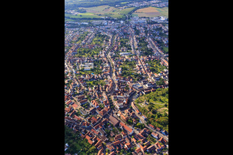 Vue aérienne de Bahnhofstraße depuis l'est à Weingarten dans le département Bade-Wurtemberg, Allemagne