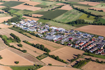 Vue aérienne de Zone industrielle et implantation d'entreprises au nord à le quartier Jöhlingen in Walzbachtal dans le département Bade-Wurtemberg, Allemagne