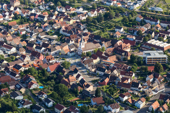 Vue aérienne de Vue des rues et des maisons dans les quartiers résidentiels à le quartier Jöhlingen in Walzbachtal dans le département Bade-Wurtemberg, Allemagne