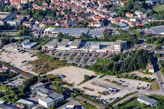 Vue aérienne de REWE, Deichmann à Bretten dans le département Bade-Wurtemberg, Allemagne