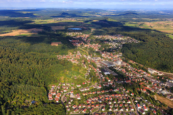 Vue aérienne de Vue d'ensemble de la ville depuis l'ouest à Maulbronn dans le département Bade-Wurtemberg, Allemagne
