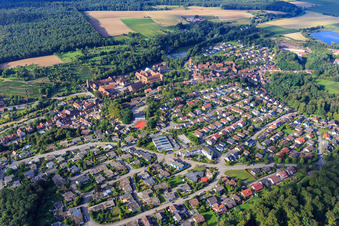 Vue aérienne de Salle de sport Schefenacker devant le monastère Maulbronn Patrimoine mondial de l'UNESCO à Maulbronn dans le département Bade-Wurtemberg, Allemagne