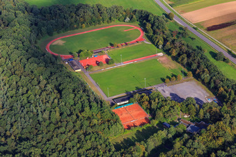 Vue aérienne de Centre sportif Maulbronn du VfS Maulbronn-Diefenbach avec piste de tartan, court de tennis et terrain de football à Maulbronn dans le département Bade-Wurtemberg, Allemagne