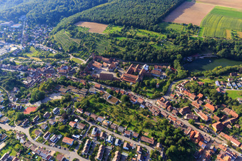 Vue aérienne de Stuttgarter Straße au monastère Maulbronn Patrimoine mondial de l'UNESCO à Maulbronn dans le département Bade-Wurtemberg, Allemagne