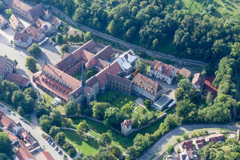Vue aérienne de Complexe de bâtiments du monastère Maulbronn à Maulbronn dans le département Bade-Wurtemberg, Allemagne