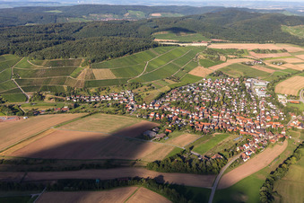 Vue aérienne de Champs agricoles et terres agricoles à le quartier Gündelbach in Vaihingen an der Enz dans le département Bade-Wurtemberg, Allemagne