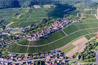 Vue aérienne de Village viticole sur vignoble à Hohenhaslach à le quartier Hohenhaslach in Sachsenheim dans le département Bade-Wurtemberg, Allemagne
