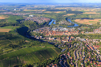 Vue aérienne de Vue de la ville sur la boucle du Neckar depuis l'ouest à Besigheim dans le département Bade-Wurtemberg, Allemagne