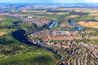 Vue aérienne de Vue de la ville sur la boucle du Neckar depuis l'ouest à Besigheim dans le département Bade-Wurtemberg, Allemagne