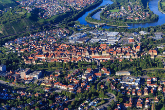 Vue aérienne de Vieille ville historique en face de la boucle du Neckar à Besigheim dans le département Bade-Wurtemberg, Allemagne
