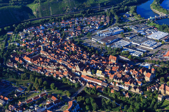 Photographie aérienne de Vieille ville historique au-dessus de l'Enz avec la tour Waldhorn, les remparts et le bureau d'état civil à Besigheim dans le département Bade-Wurtemberg, Allemagne