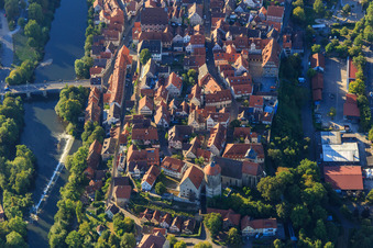 Vue aérienne de Vieille ville historique avec cour du château, tour, église de la ville et école au Steinhaus, SBBZ Learning à Besigheim dans le département Bade-Wurtemberg, Allemagne