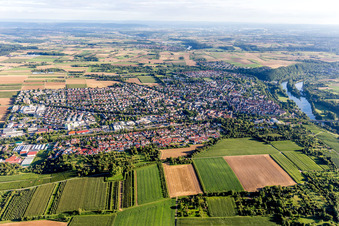 Vue aérienne de Les rives du Neckar à Marbach am Neckar dans le département Bade-Wurtemberg, Allemagne