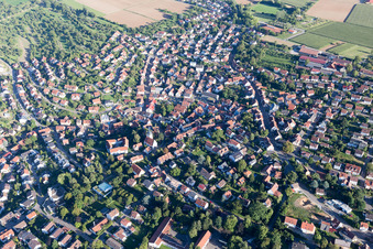 Vue aérienne de Vue des rues et des maisons dans les quartiers résidentiels à Erdmannhausen dans le département Bade-Wurtemberg, Allemagne