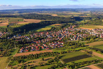 Vue aérienne de Vue du village depuis le sud à le quartier Burgstall in Burgstetten dans le département Bade-Wurtemberg, Allemagne