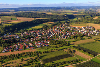 Vue aérienne de Vue du village depuis le sud à le quartier Burgstall in Burgstetten dans le département Bade-Wurtemberg, Allemagne