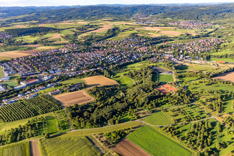 Vue aérienne de Vue des rues et des maisons dans les quartiers résidentiels à le quartier Unterweissach in Weissach im Tal dans le département Bade-Wurtemberg, Allemagne