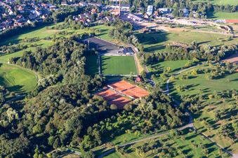 Vue aérienne de SVU Tennis 1976 eV à le quartier Unterweissach in Weissach im Tal dans le département Bade-Wurtemberg, Allemagne