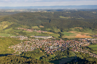 Vue aérienne de Vue des rues et des maisons dans les quartiers résidentiels à le quartier Königsbronnhof in Rudersberg dans le département Bade-Wurtemberg, Allemagne