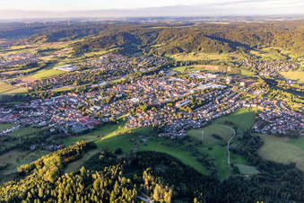 Vue aérienne de Vue des rues et des maisons dans les quartiers résidentiels à Gaildorf dans le département Bade-Wurtemberg, Allemagne