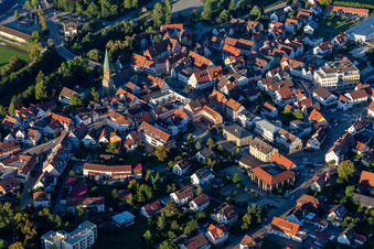 Vue aérienne de Vue des rues et des maisons dans les quartiers résidentiels à Gaildorf dans le département Bade-Wurtemberg, Allemagne