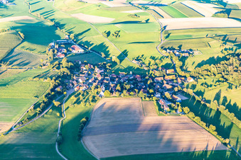 Vue aérienne de Quartier Engelhofen in Obersontheim dans le département Bade-Wurtemberg, Allemagne