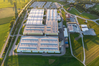 Vue aérienne de Locaux de l'usine Alfred Kärcher GmbH et SW-Automobile GmbH à Obersontheim dans le département Bade-Wurtemberg, Allemagne