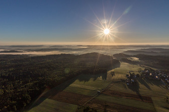 Vue aérienne de Lever de soleil sur le paysage au-dessus de la vallée de Fischach à le quartier Engelhofen in Obersontheim dans le département Bade-Wurtemberg, Allemagne