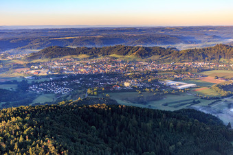 Vue aérienne de Village le matin depuis le nord-est à Gaildorf dans le département Bade-Wurtemberg, Allemagne