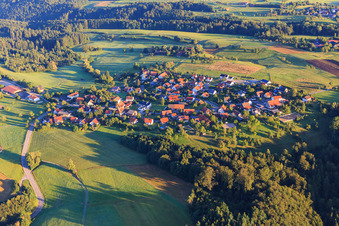 Vue aérienne de Village le matin depuis le sud-est à le quartier Hohenhardtsweiler in Oberrot dans le département Bade-Wurtemberg, Allemagne