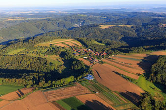 Vue aérienne de Village le matin depuis le sud-est à le quartier Großhöchberg in Spiegelberg dans le département Bade-Wurtemberg, Allemagne