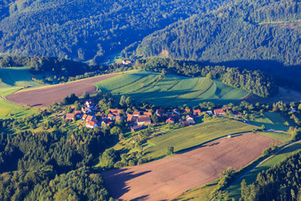 Vue aérienne de Village le matin depuis le nord à le quartier Dauernberg in Spiegelberg dans le département Bade-Wurtemberg, Allemagne