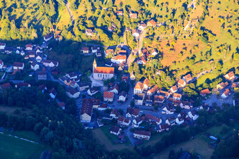 Vue aérienne de Village dans le Lautertal le matin depuis l'est à le quartier Roßstaig in Spiegelberg dans le département Bade-Wurtemberg, Allemagne