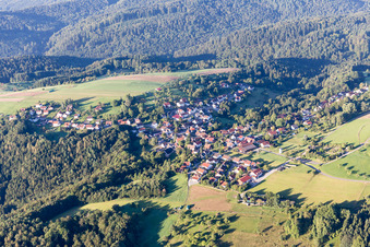 Vue aérienne de Champs agricoles et terres agricoles à le quartier Roßstaig in Spiegelberg dans le département Bade-Wurtemberg, Allemagne