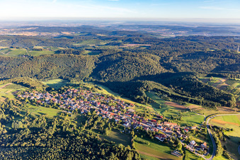 Vue aérienne de Vue du village depuis le sud à le quartier Prevorst in Oberstenfeld dans le département Bade-Wurtemberg, Allemagne