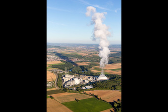 Vue aérienne de Blocs réacteurs, structures de tour de refroidissement et installations de la centrale nucléaire - centrale nucléaire - centrale nucléaire GKN Neckarwestheim à Neckarwestheim à Gemmrigheim dans le département Bade-Wurtemberg, Allemagne