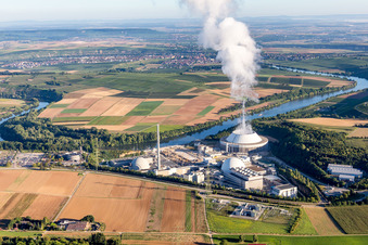 Vue oblique de Blocs réacteurs, structures de tour de refroidissement et installations de la centrale nucléaire - centrale nucléaire - centrale nucléaire GKN Neckarwestheim à Neckarwestheim à Gemmrigheim dans le département Bade-Wurtemberg, Allemagne