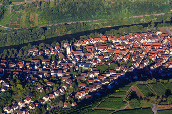Vue aérienne de Église au bord du Neckar à Gemmrigheim dans le département Bade-Wurtemberg, Allemagne