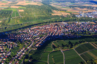 Vue aérienne de Église au bord du Neckar à Gemmrigheim dans le département Bade-Wurtemberg, Allemagne