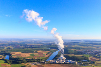 Vue oblique de Centrale nucléaire Neckarwestheim d'EnBW Kernkraft GmbH de l'est à Neckarwestheim dans le département Bade-Wurtemberg, Allemagne