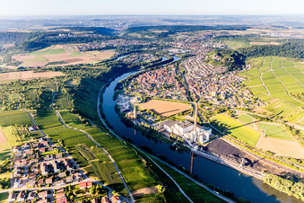 Vue aérienne de Centre du village et centrale électrique Walheim (EnBW) sur les rives du Neckar à Walheim dans le département Bade-Wurtemberg, Allemagne