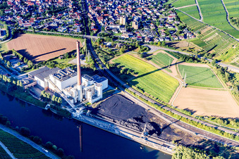Photographie aérienne de Centre du village et centrale électrique Walheim (EnBW) sur les rives du Neckar à Walheim dans le département Bade-Wurtemberg, Allemagne
