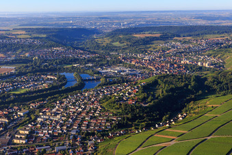 Vue aérienne de Vue de la ville sur le Neckar depuis le nord à Walheim dans le département Bade-Wurtemberg, Allemagne