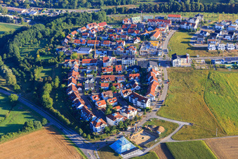 Vue aérienne de Schloßbergallee vue du sud à Bönnigheim dans le département Bade-Wurtemberg, Allemagne